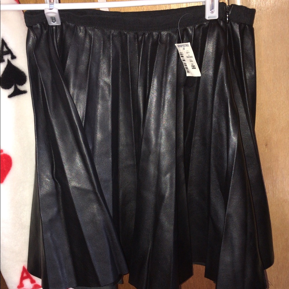 NWT pleated Aeropostale black miniskirt